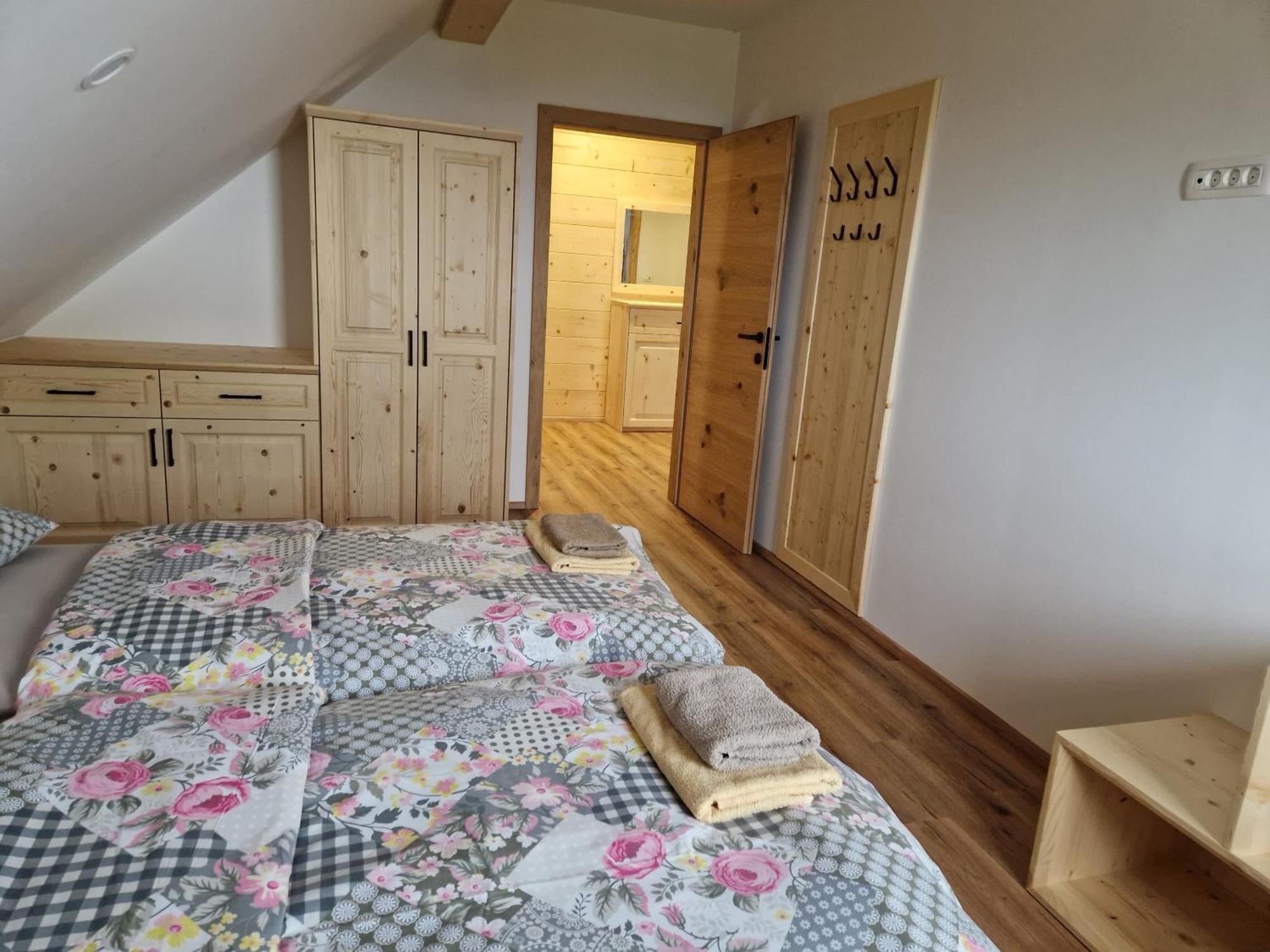 Guest House Pr Ambruzarju & Apartments Церклье-на-Гореньскем Номер фото